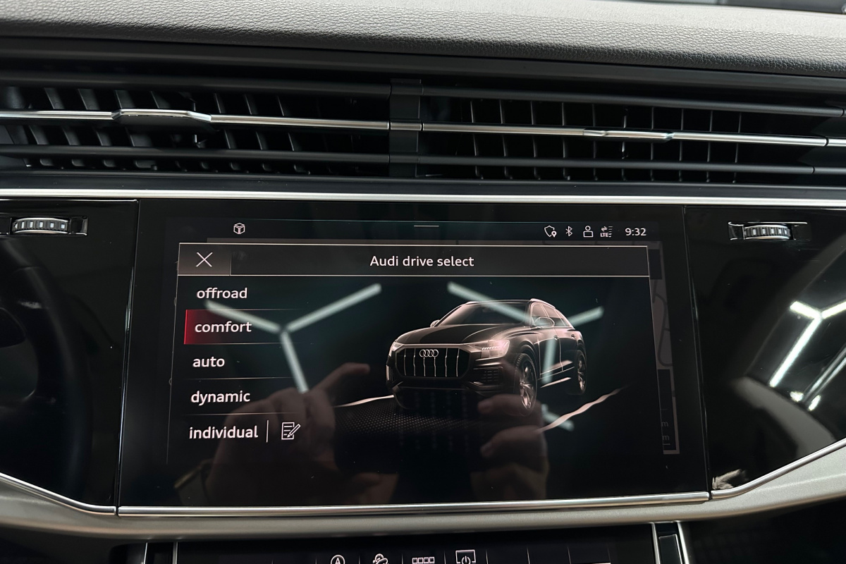 Ponuka vozidiel / Audi Q8 45 3.0 TDI mHEV quattro tiptronic - video