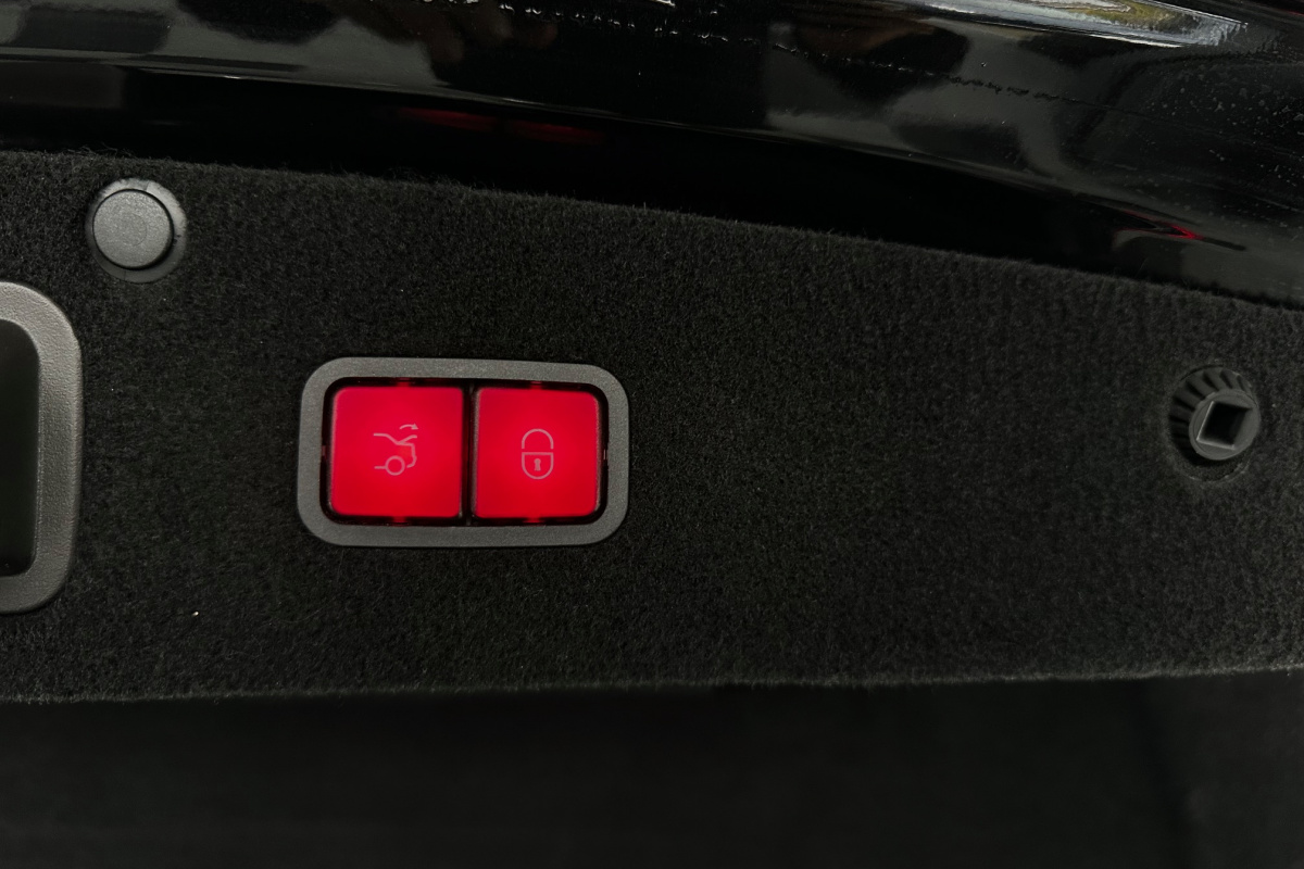 Ponuka vozidiel / Mercedes-Benz S trieda Sedan 560 4MATIC L A/T - video