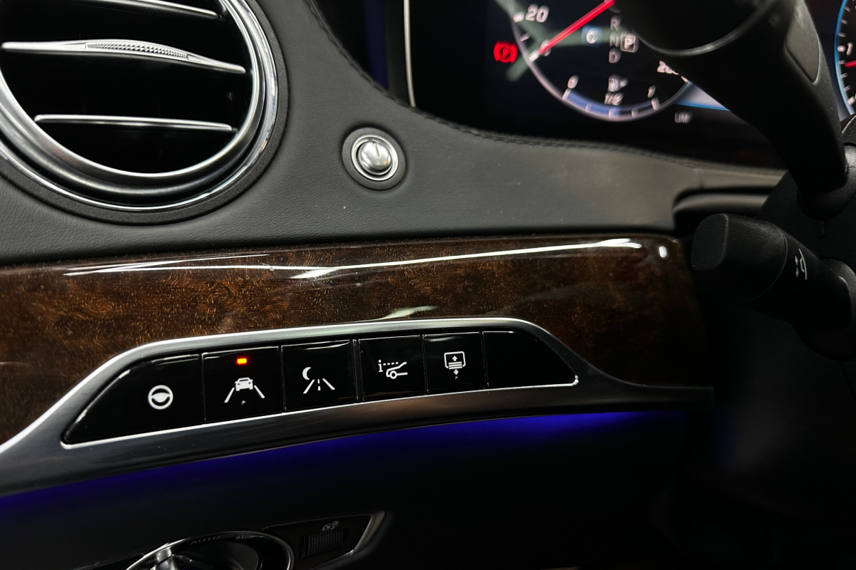 Ponuka vozidiel / Mercedes-Benz S trieda Sedan 560 4MATIC L A/T - video