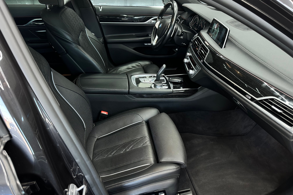 Ponuka vozidiel / BMW Rad 7 730d xDrive A/T - video