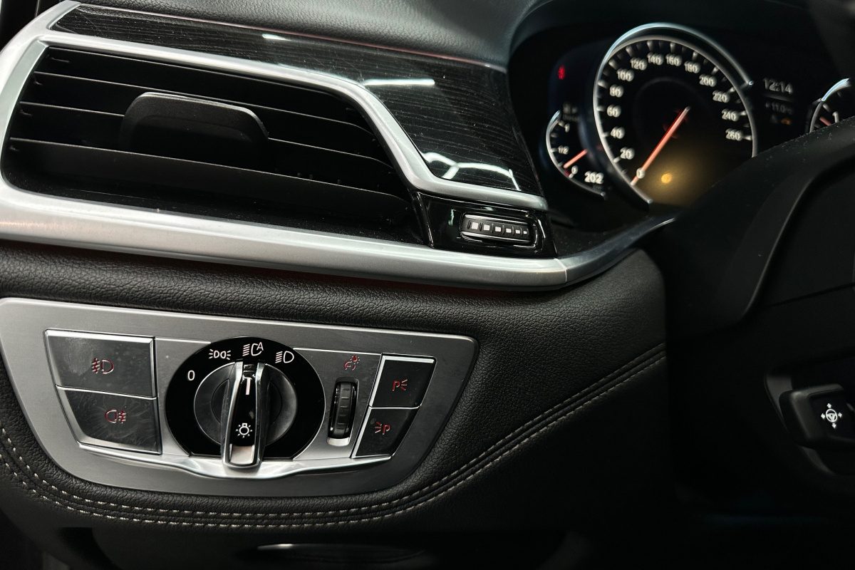Ponuka vozidiel / BMW Rad 7 730d xDrive A/T - video
