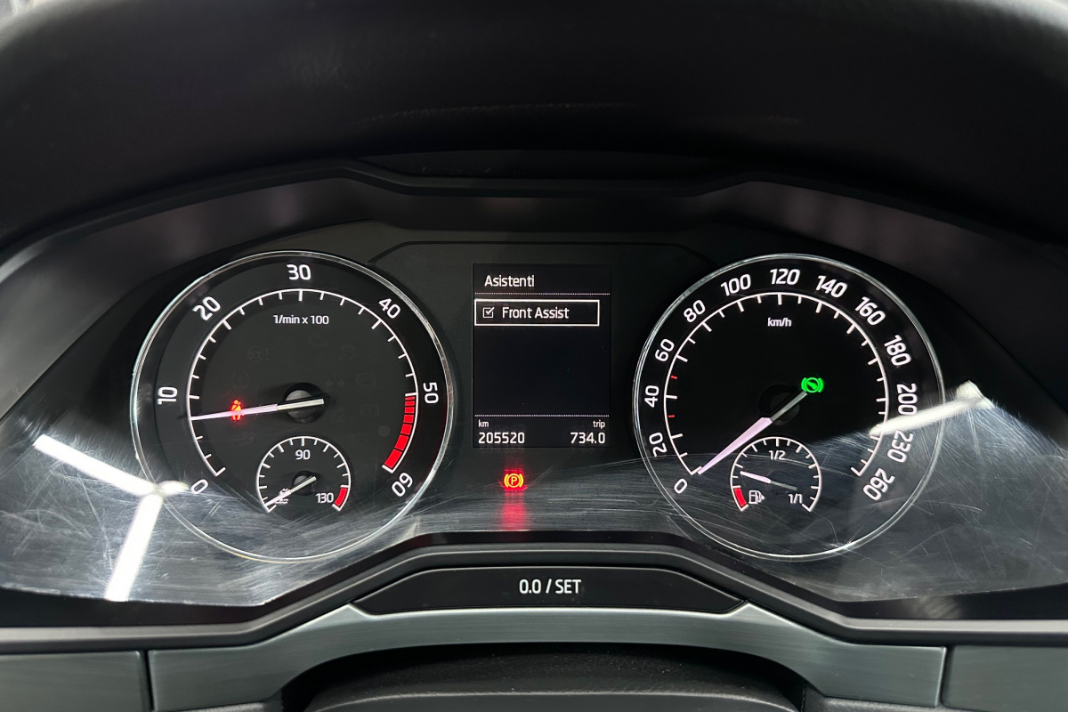 Ponuka vozidiel / Škoda Superb 2.0 TDI 190k Ambition DSG EU6 - video