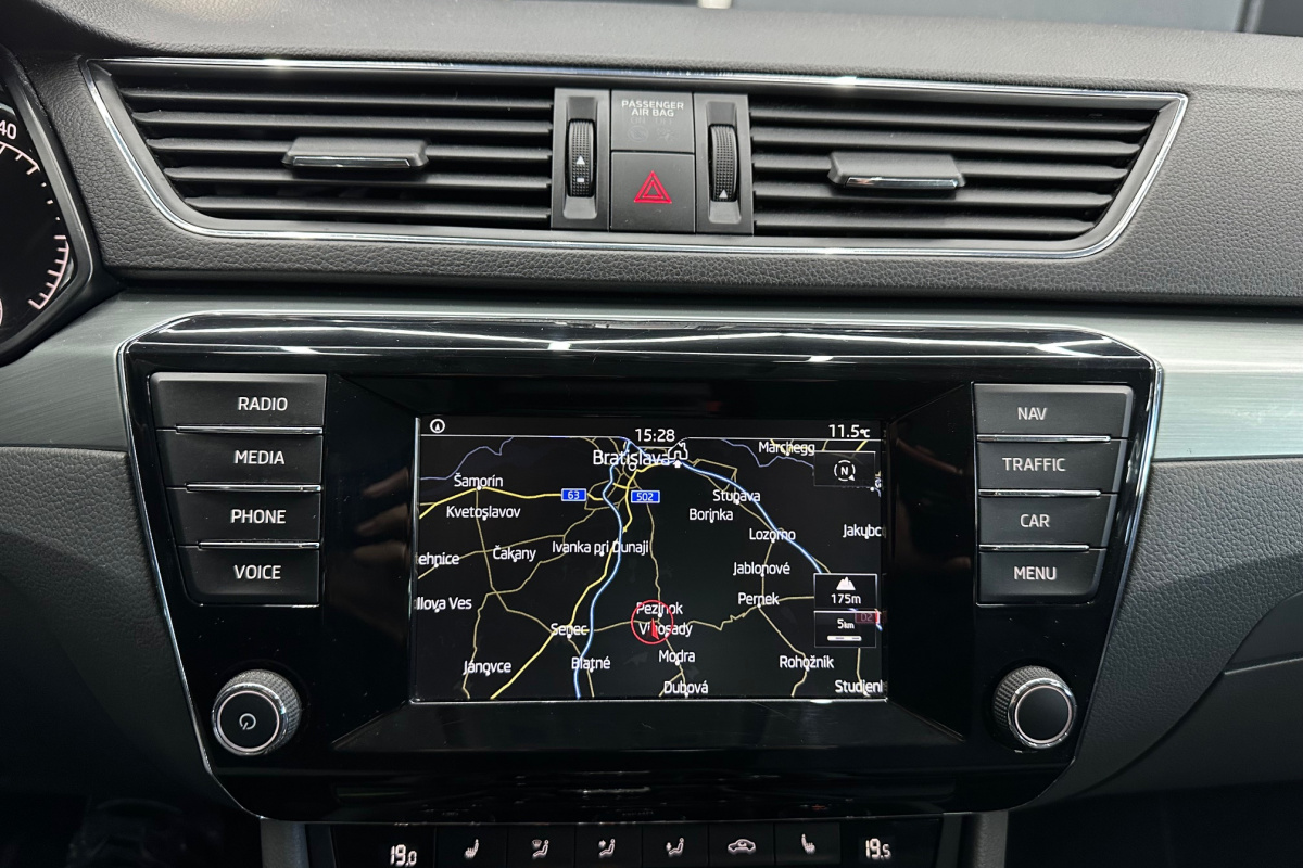 Ponuka vozidiel / Škoda Superb 2.0 TDI 190k Ambition DSG EU6 - video