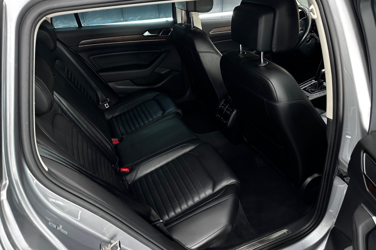 Ponuka vozidiel / Volkswagen Passat Variant 2.0 TDI 190k BMT R-Line Highline DSG - video