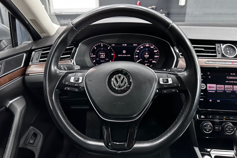  Ponuka vozidiel / Volkswagen Passat Variant 2.0 TDI 190k BMT R-Line Highline DSG - video