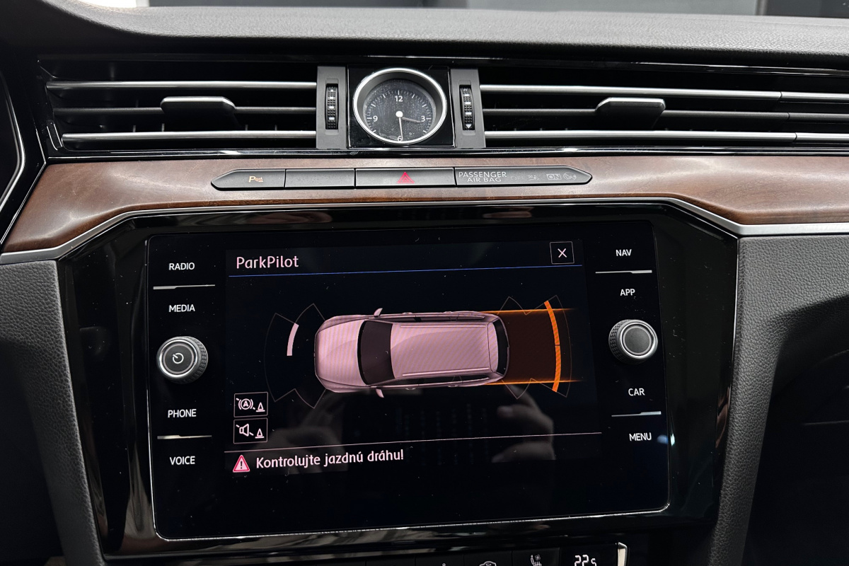 Ponuka vozidiel / Volkswagen Passat Variant 2.0 TDI 190k BMT R-Line Highline DSG - video
