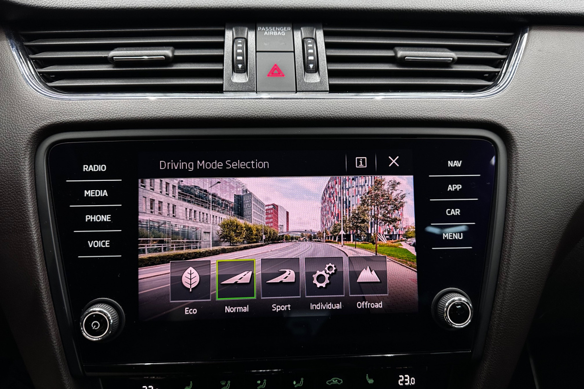 Ponuka vozidiel / Škoda Octavia Combi 2.0 TDI 184k Scout DSG 4x4 - video