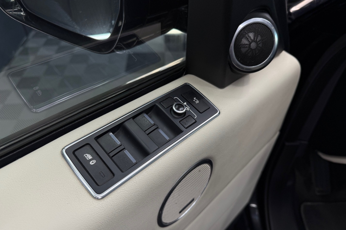 Ponuka vozidiel / Land Rover Range Rover 5.0 V8 Supercharged - video