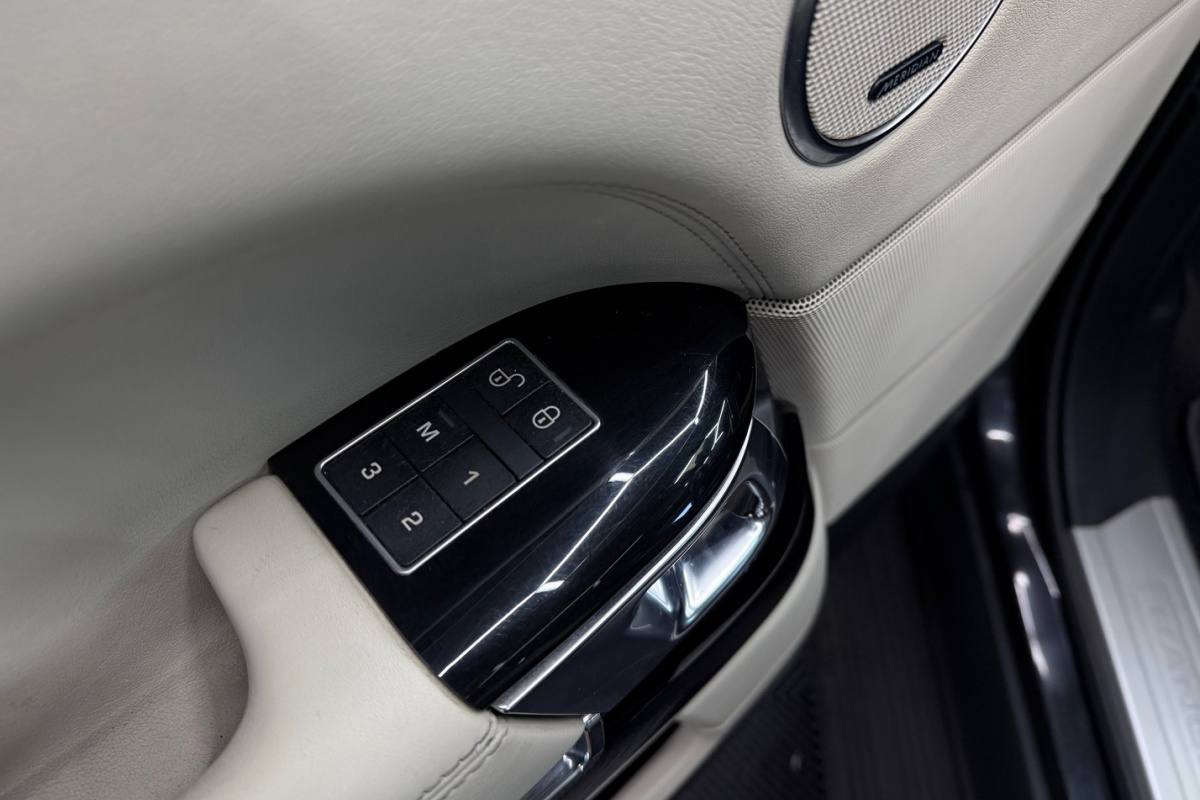 Ponuka vozidiel / Land Rover Range Rover 5.0 V8 Supercharged - video