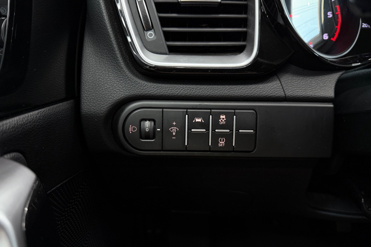 Ponuka vozidiel / Kia Ceed SW 1.6 CRDi MHEV Gold A/T - video