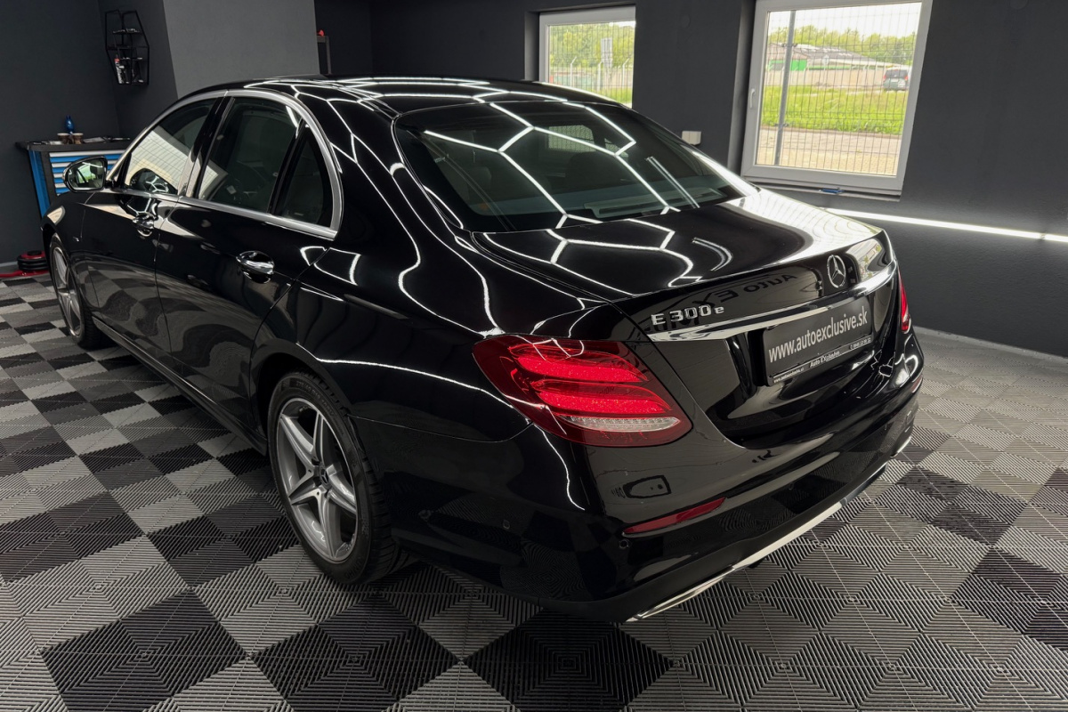 Ponuka vozidiel / Mercedes-Benz E trieda Sedan 300 EQ Power Plug-in-Hybrid - video