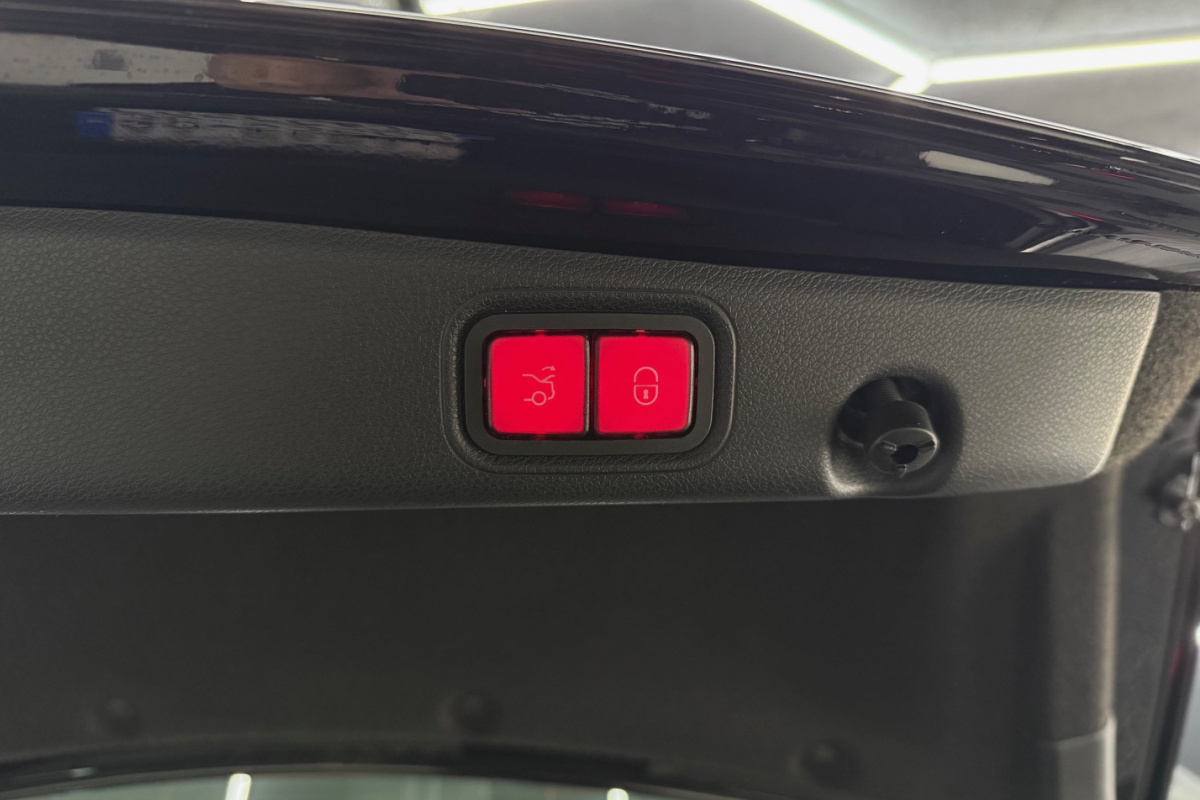 Ponuka vozidiel / Mercedes-Benz E trieda Sedan 300 EQ Power Plug-in-Hybrid - video