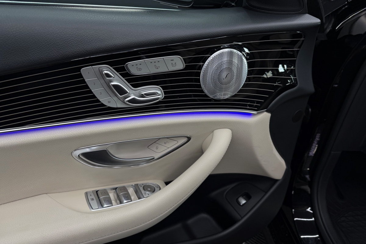 Ponuka vozidiel / Mercedes-Benz E trieda Sedan 300 EQ Power Plug-in-Hybrid - video