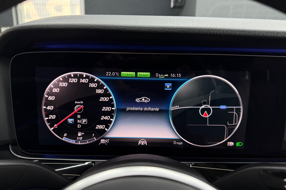 Ponuka vozidiel / Mercedes-Benz E trieda Sedan 300 EQ Power Plug-in-Hybrid - video