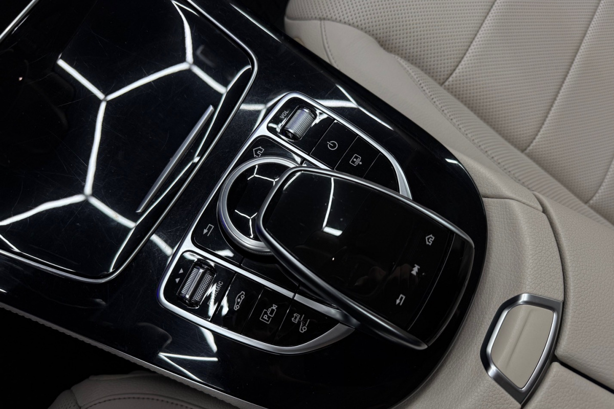 Ponuka vozidiel / Mercedes-Benz E trieda Sedan 300 EQ Power Plug-in-Hybrid - video