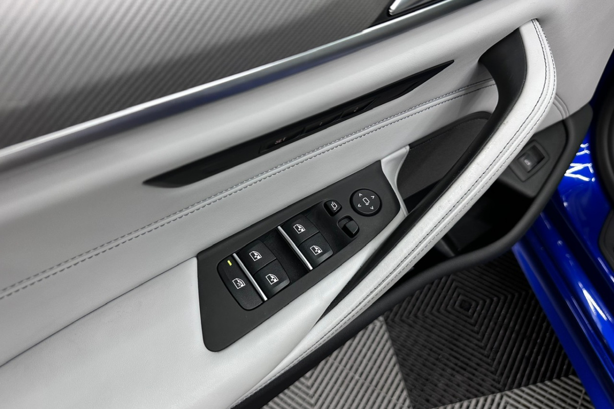 Ponuka vozidiel / BMW M5 Akrapovič , Keramické brzdy , Carbon - video