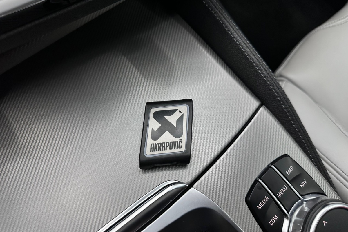 Ponuka vozidiel / BMW M5 Akrapovič , Keramické brzdy , Carbon - video