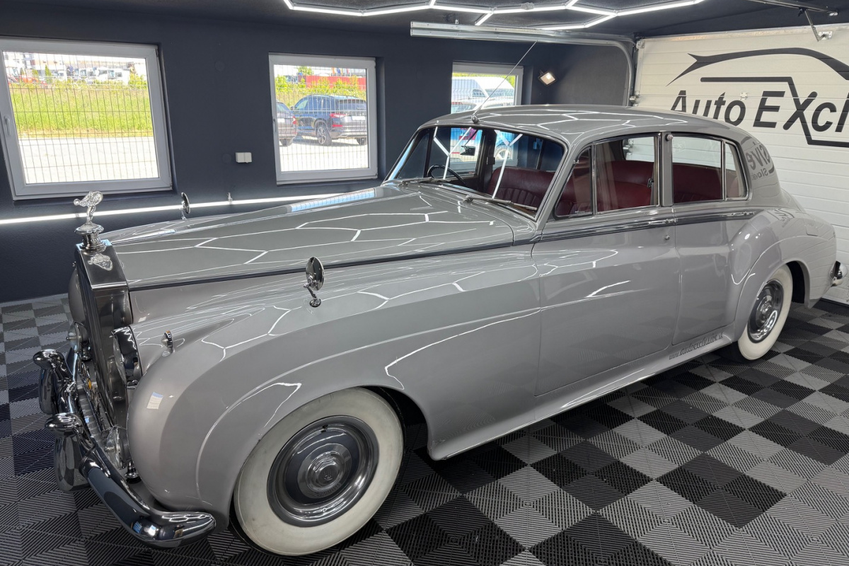 Ponuka vozidiel / Rolls Royce Silver Cloud 5.0 - video