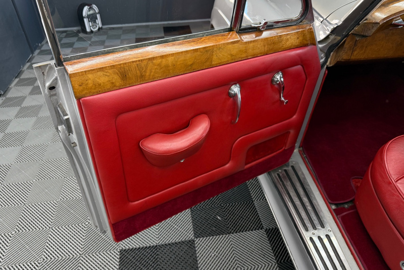  Ponuka vozidiel / Rolls Royce Silver Cloud 5.0 - video
