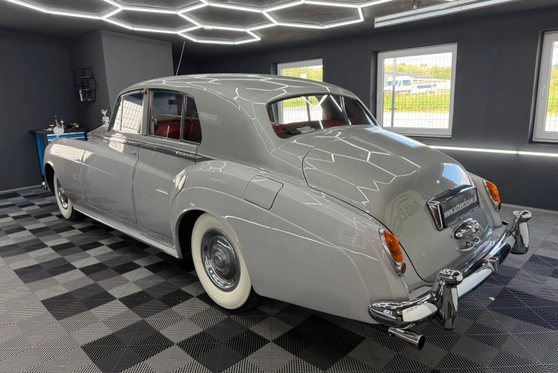  Ponuka vozidiel / Rolls Royce Silver Cloud 5.0 - video