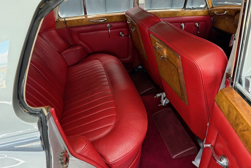  Ponuka vozidiel / Rolls Royce Silver Cloud 5.0 - video