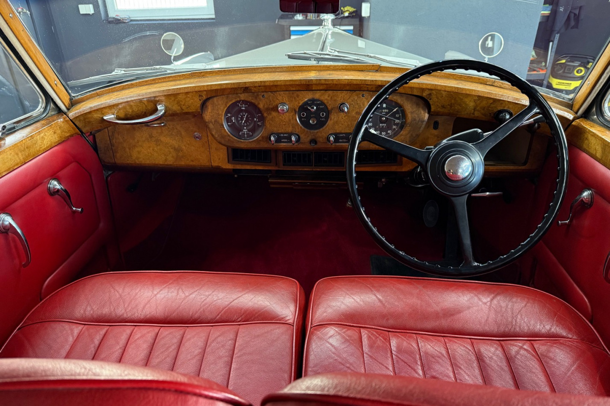Ponuka vozidiel / Rolls Royce Silver Cloud 5.0 - video